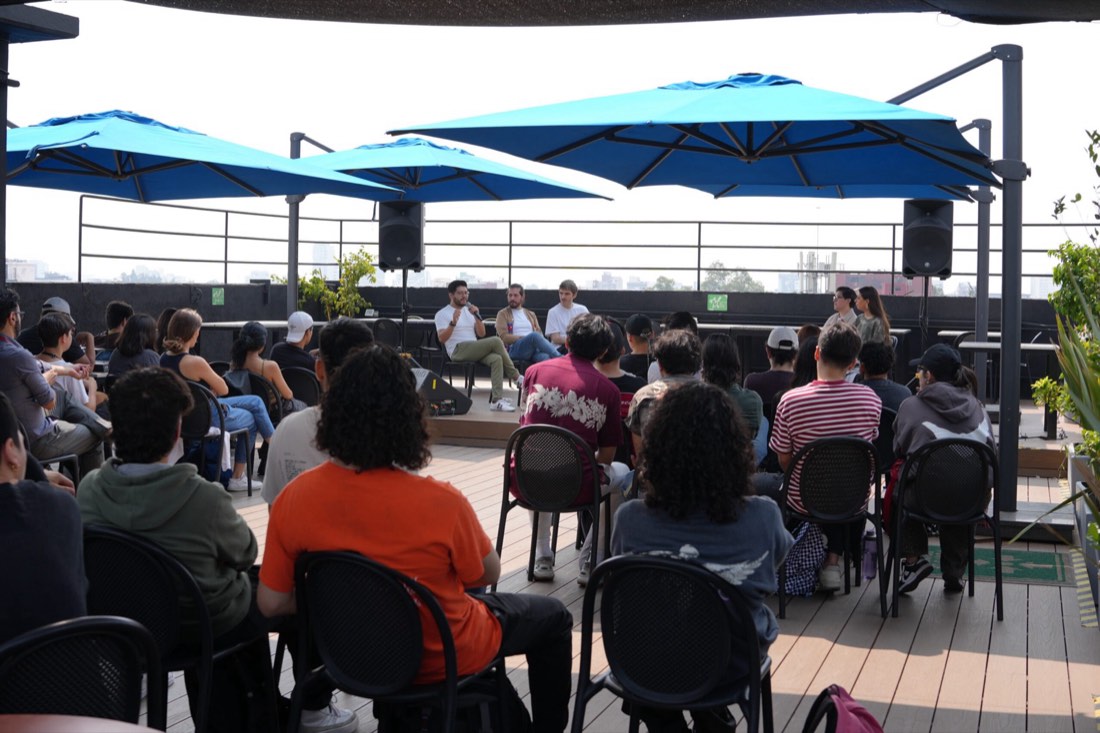 Conferencia en la terraza del campus